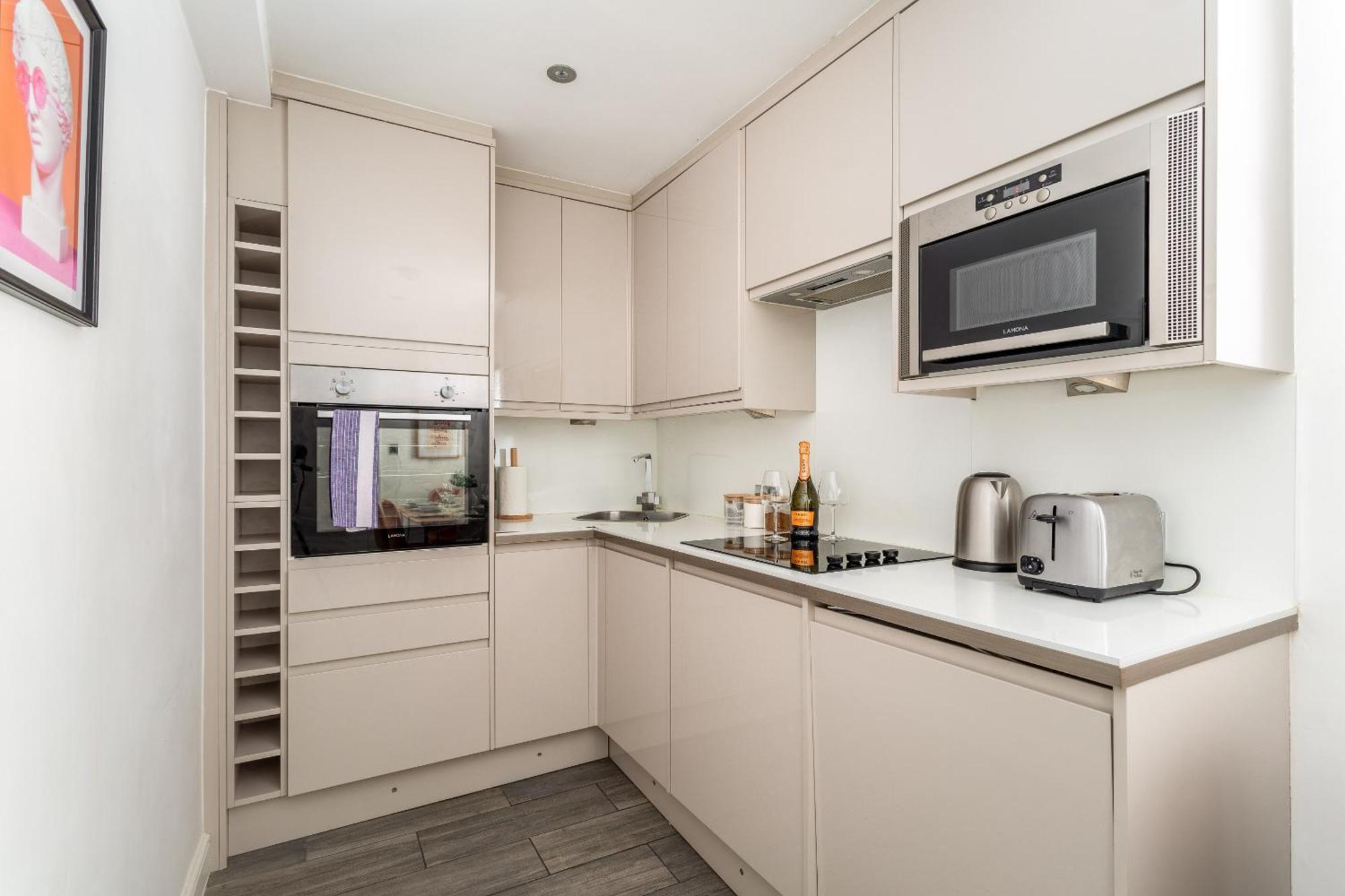 2 Bedroom House By Short Lets & Serviced With Free Wifi & Terrace Hébergement de vacances *
