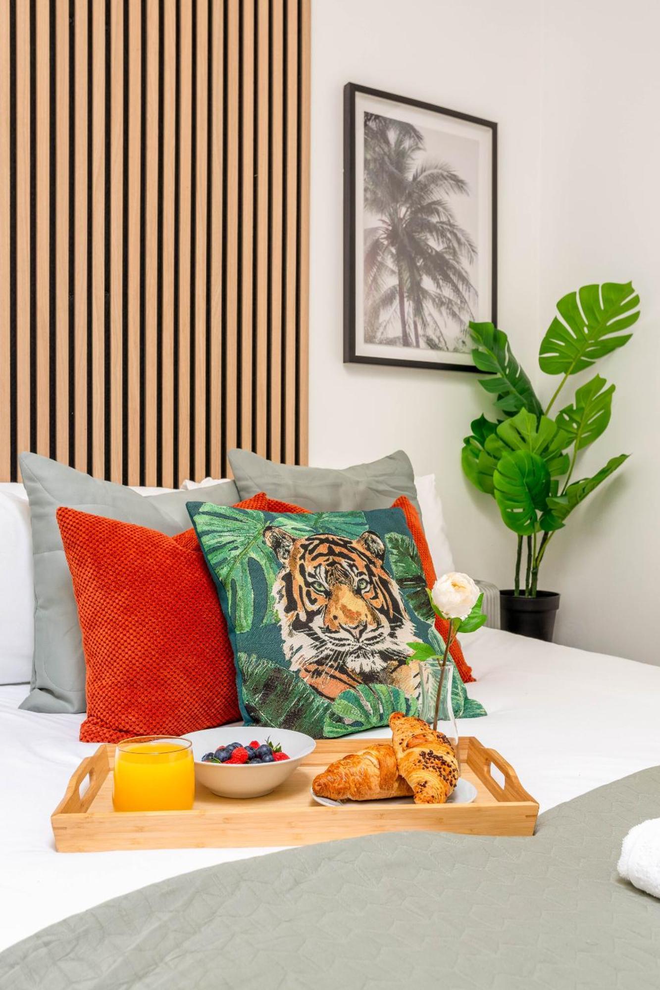 Hébergement de vacances 2 Bedroom House By Short Lets & Serviced With Free Wifi & Terrace *