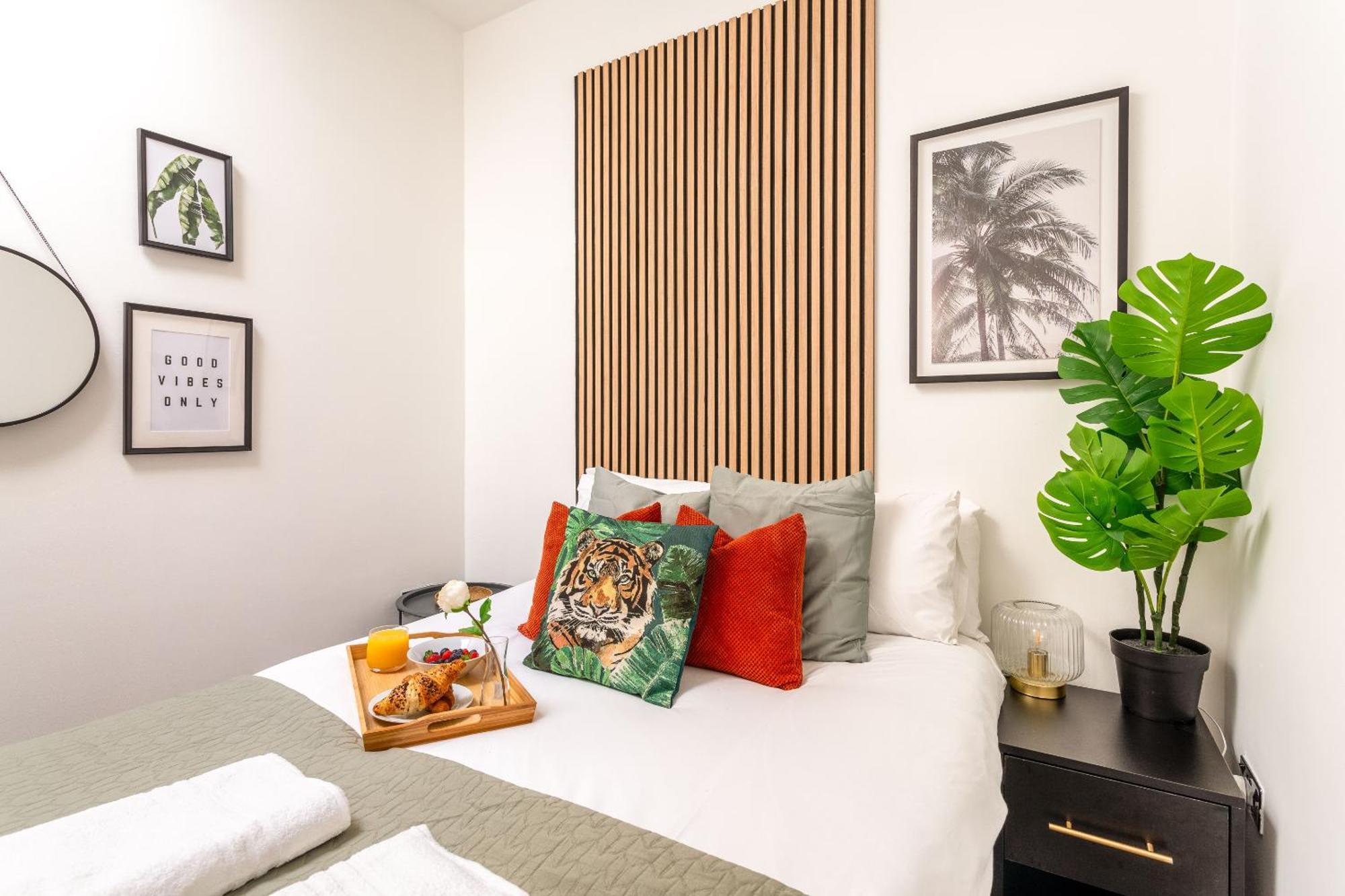 Hébergement de vacances 2 Bedroom House By Short Lets & Serviced With Free Wifi & Terrace