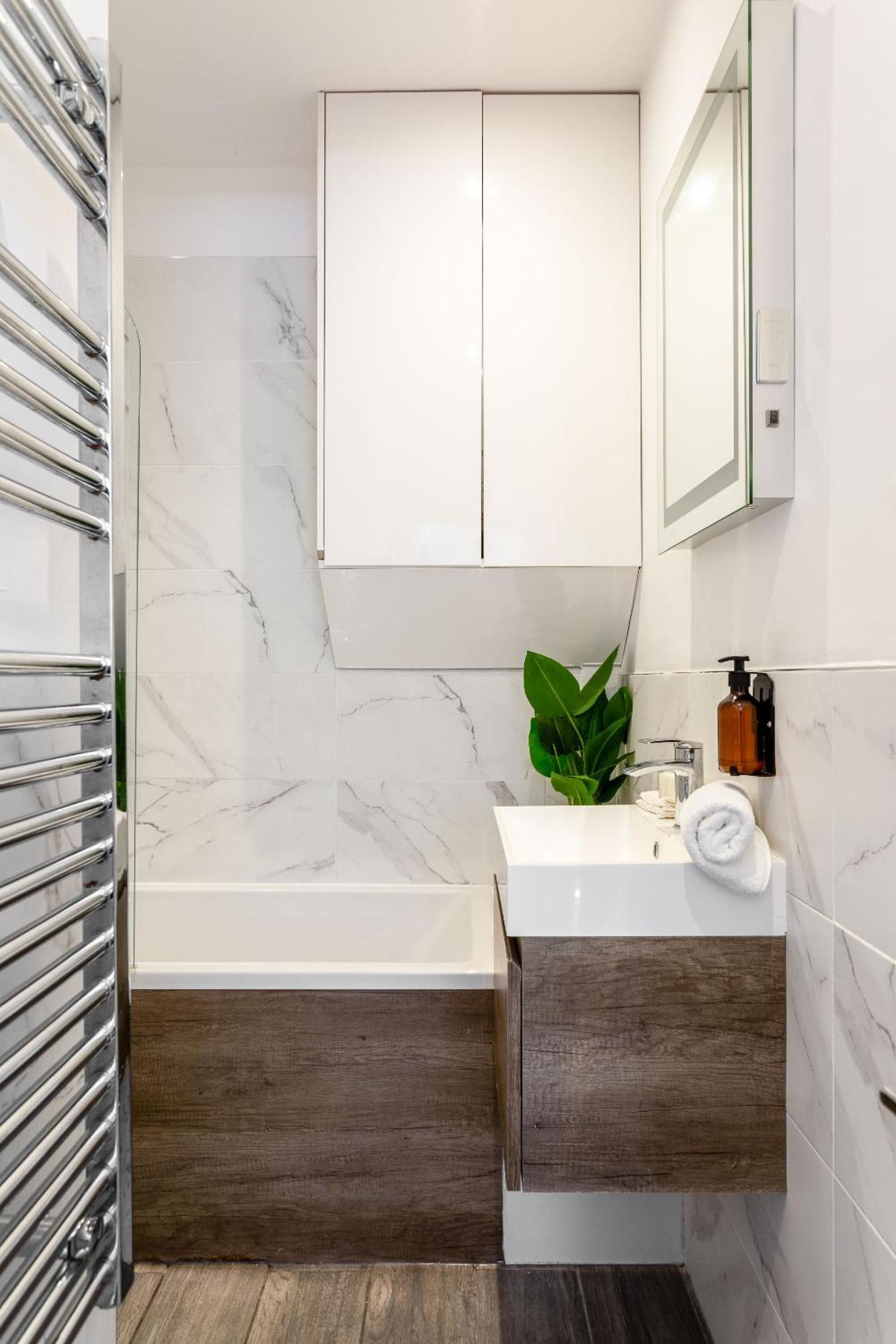 2 Bedroom House By Short Lets & Serviced With Free Wifi & Terrace Hébergement de vacances *