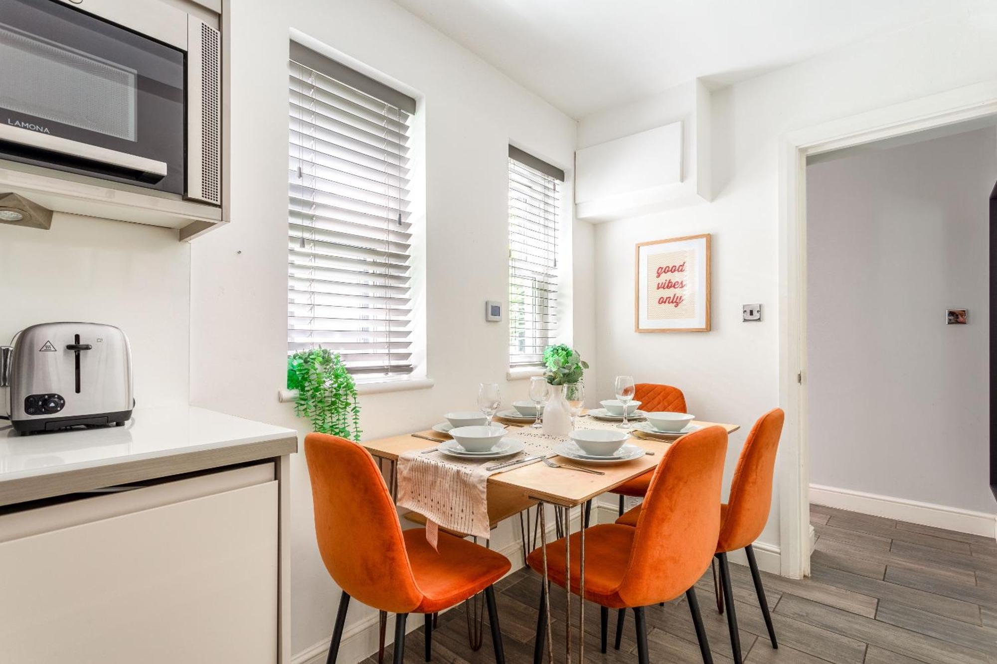 2 Bedroom House By Short Lets & Serviced With Free Wifi & Terrace Hébergement de vacances