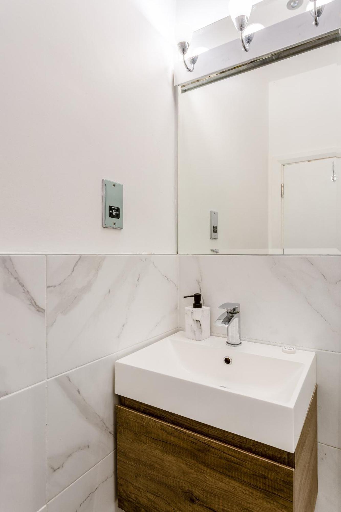 2 Bedroom House By Short Lets & Serviced With Free Wifi & Terrace Hébergement de vacances