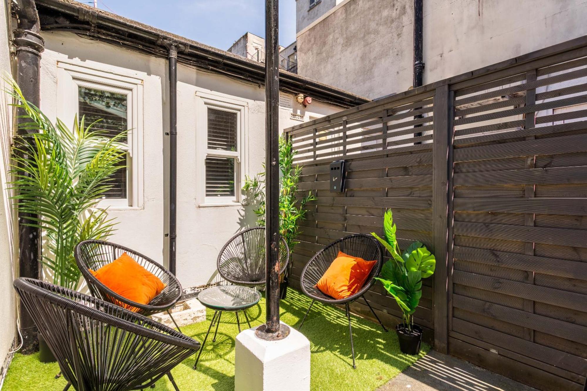 2 Bedroom House By Short Lets & Serviced With Free Wifi & Terrace Hébergement de vacances Hove