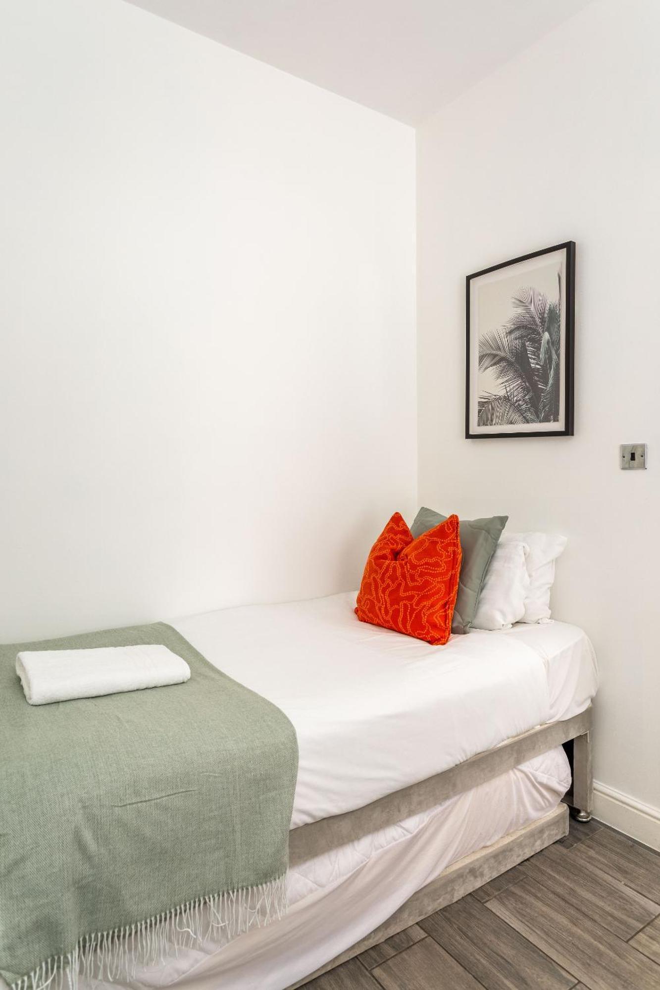 2 Bedroom House By Short Lets & Serviced With Free Wifi & Terrace Hébergement de vacances *