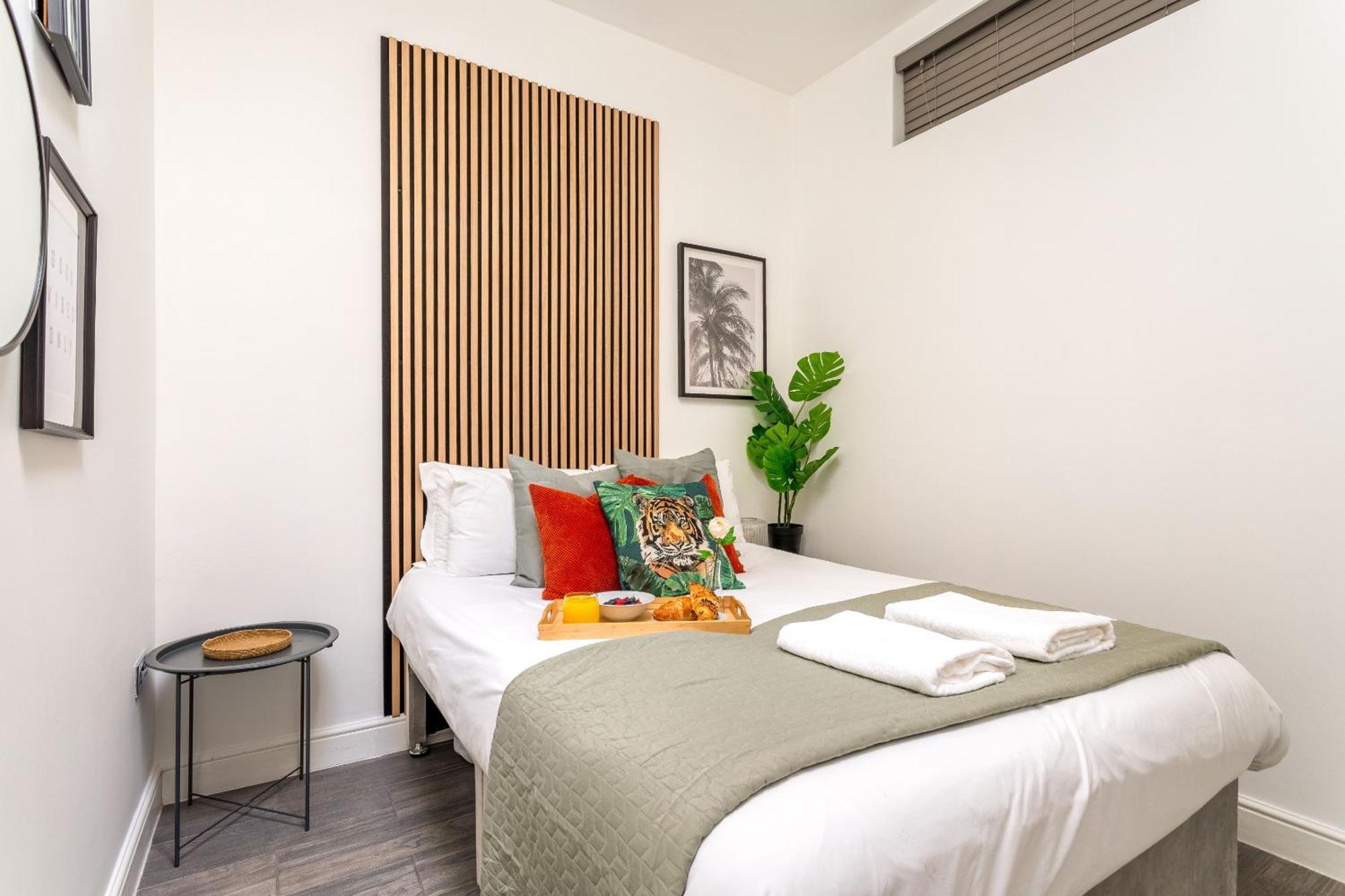 2 Bedroom House By Short Lets & Serviced With Free Wifi & Terrace Hébergement de vacances
