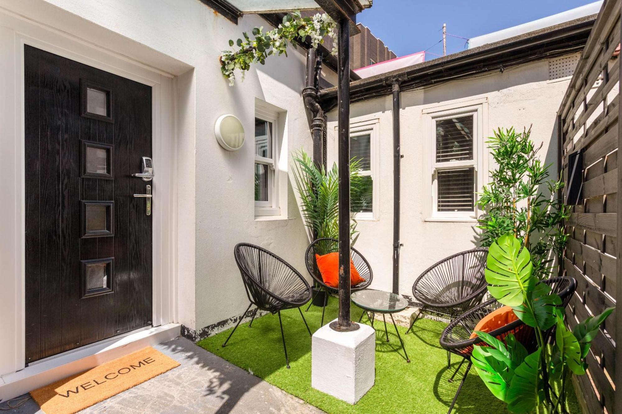 Hébergement de vacances 2 Bedroom House By Short Lets & Serviced With Free Wifi & Terrace