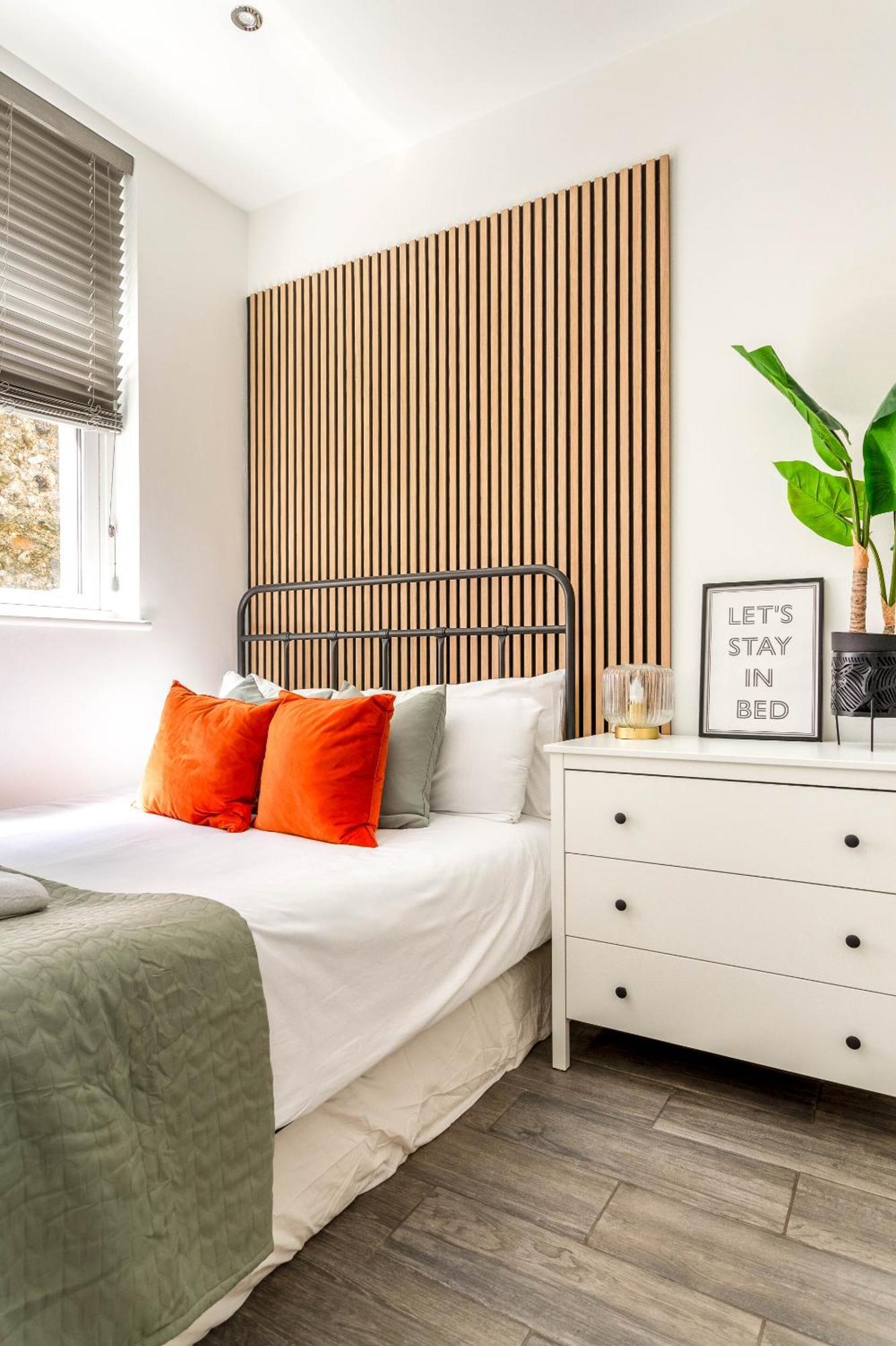 2 Bedroom House By Short Lets & Serviced With Free Wifi & Terrace Hébergement de vacances *