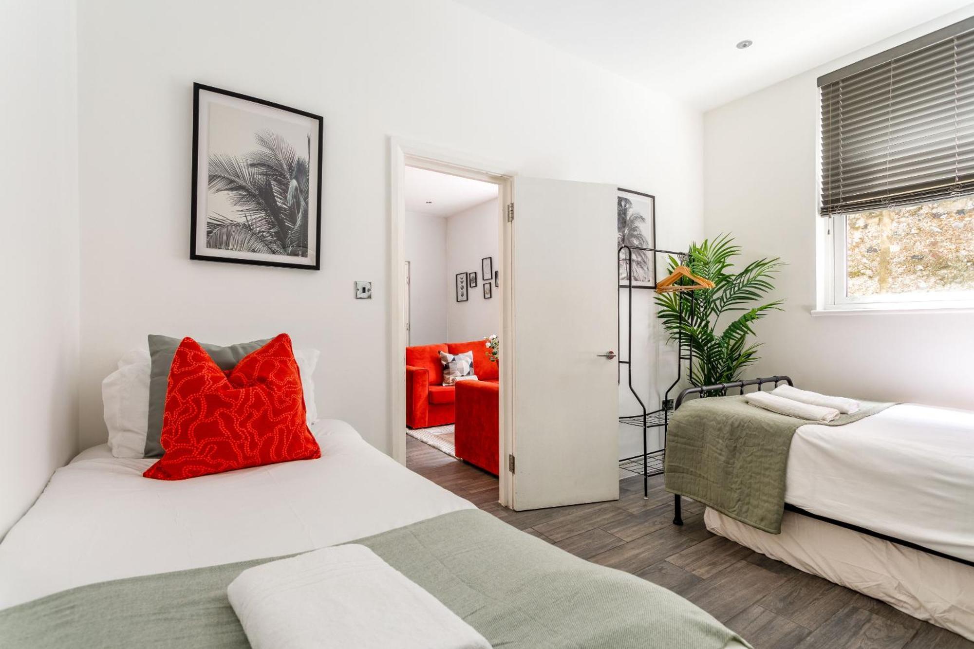 Hébergement de vacances 2 Bedroom House By Short Lets & Serviced With Free Wifi & Terrace *
