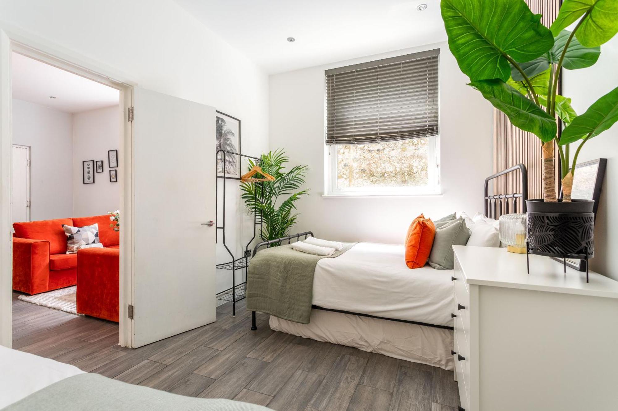 2 Bedroom House By Short Lets & Serviced With Free Wifi & Terrace Hébergement de vacances Hove