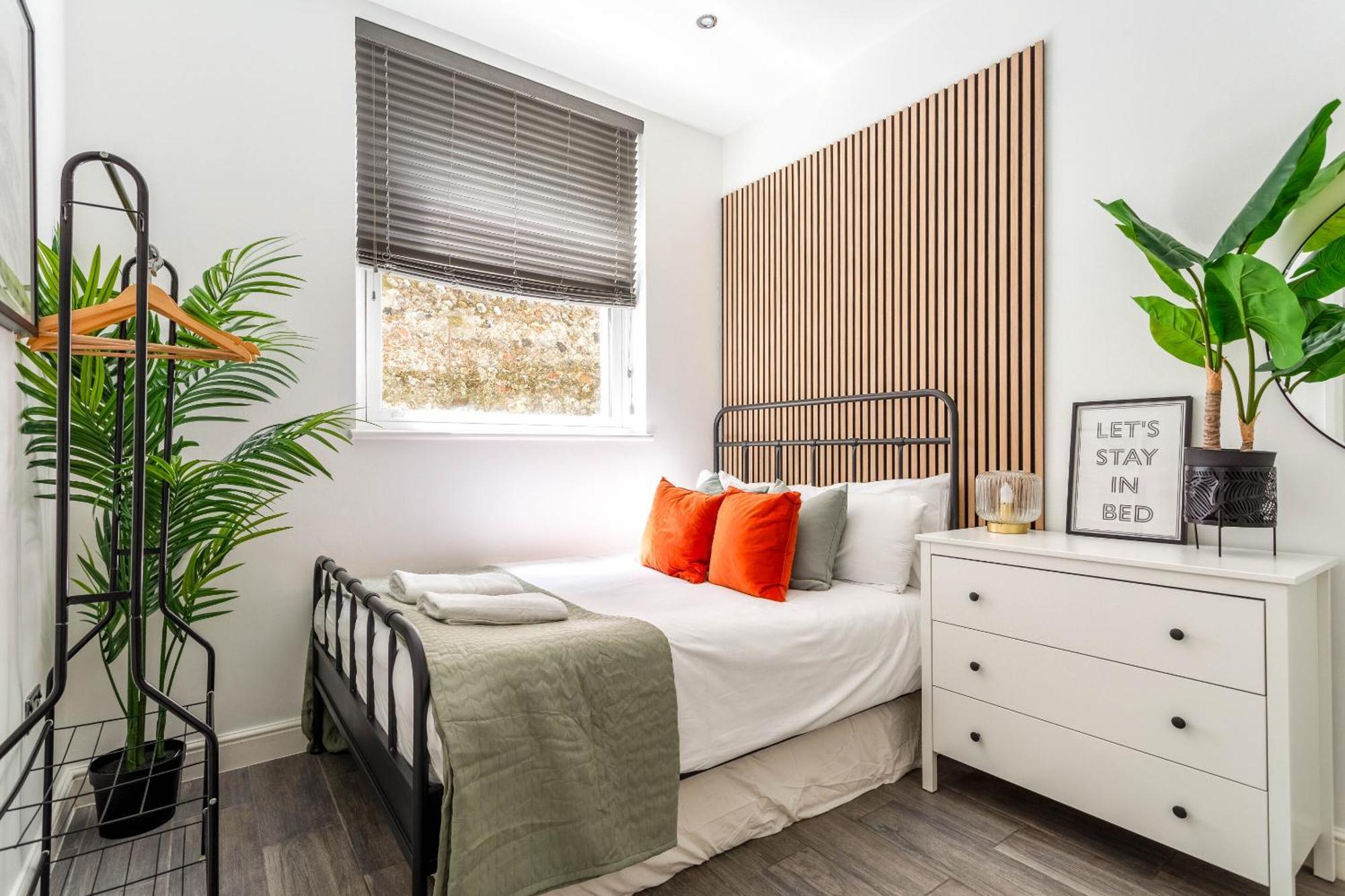 2 Bedroom House By Short Lets & Serviced With Free Wifi & Terrace Hébergement de vacances *